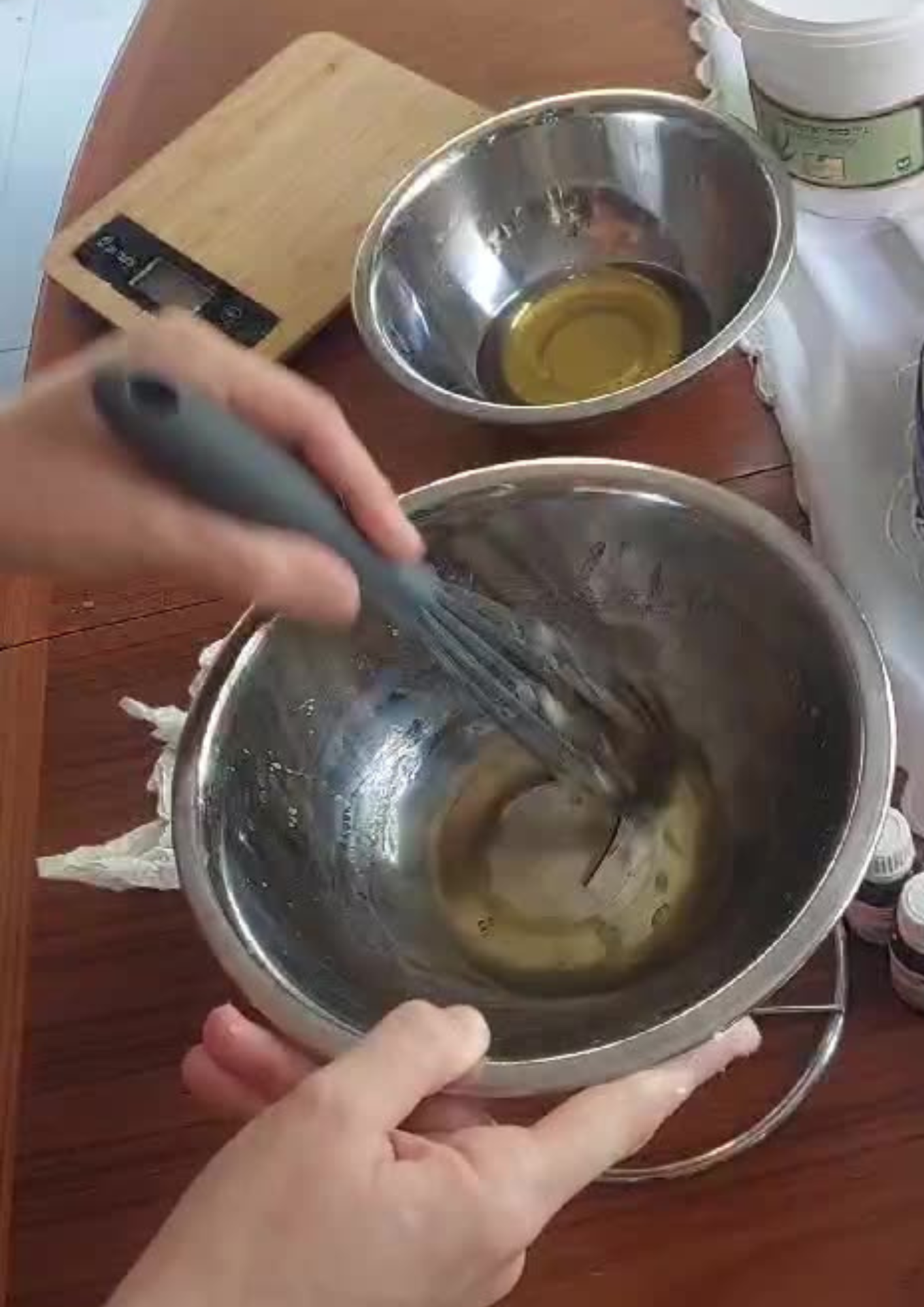 ידיים מערבלות בקערה